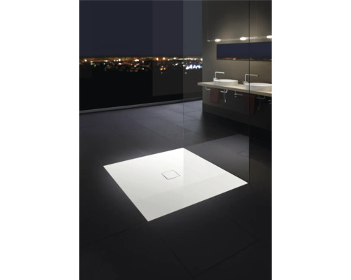 Douche à l''italienne avec receveur de douche plat dans une salle de bains moderne avec vue sur une ville de nuit.