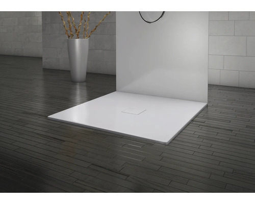 Receveur de douche carré dans la salle de bains