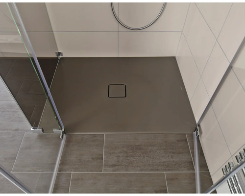 Salle de bains avec douche, receveur de douche et carrelage