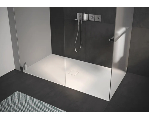 Douche à l''italienne avec receveur de douche plat et paroi de douche en verre