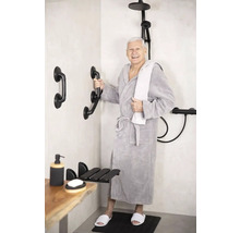 Duschbereich mit Haltegriffen, Duschsitz und Dusche für erhöhte Sicherheit und Komfort