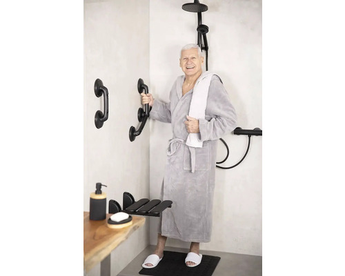 Duschbereich mit Haltegriffen, Duschsitz und Dusche für erhöhte Sicherheit und Komfort