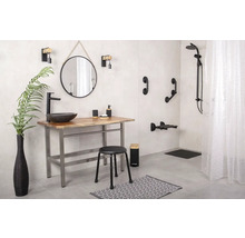 Badezimmer mit Waschtisch, Spiegel, Armaturen, Duschsystem und Haltegriffen für Barrierefreiheit.