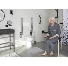 Salle de bain accessible avec toilettes, lavabo, barres d''appui et siège de douche.