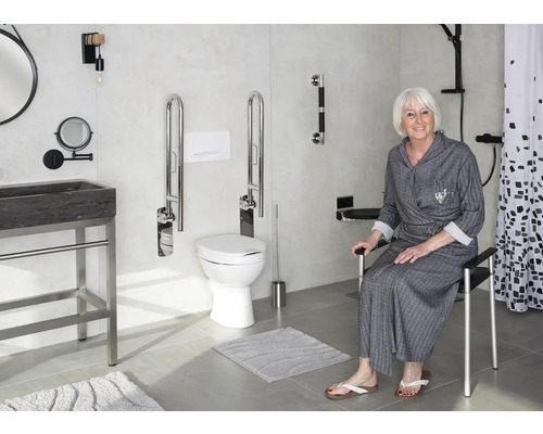 Salle de bain accessible avec toilettes, lavabo, barres d''appui et siège de douche.