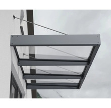 Auvent en verre et métal sur un mur de maison