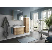 Modernes Badezimmer mit Waschtisch, Spiegelschrank, Hochschrank und freistehender Badewanne für ein stilvolles Ambiente.