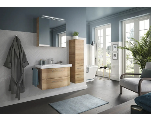 Salle de bains moderne avec meuble-lavabo, armoire de toilette, armoire haute et baignoire îlot pour une ambiance élégante.