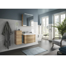 Salle de bains avec meuble sous-lavabo, armoire de toilette et baignoire
