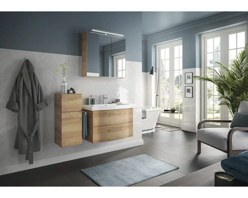 Salle de bains avec meuble sous-lavabo, armoire de toilette et baignoire