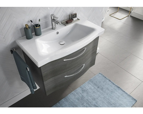 Meuble sous-lavabo avec lavabo, deux tiroirs et porte-serviettes dans une salle de bains lumineuse