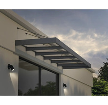 Auvent métallique sur un mur de maison avec deux appliques murales.