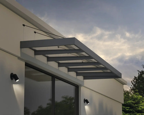 Auvent métallique sur un mur de maison avec deux appliques murales.