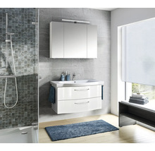 Salle de bains avec douche, lavabo, armoire de toilette et fenêtre