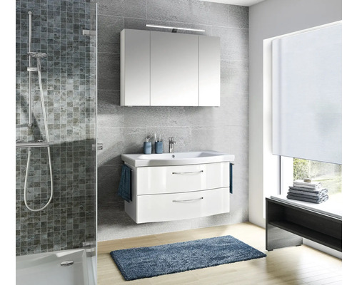 Badezimmer mit Dusche, Waschtisch, Spiegelschrank und Fenster