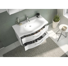 Salle de bains avec meuble sous-lavabo, tiroir ouvert et tapis