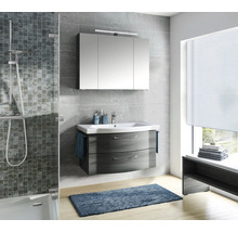 Badezimmer mit Dusche, Waschtisch mit Unterschrank, Spiegelschrank und Fenster mit Rollo