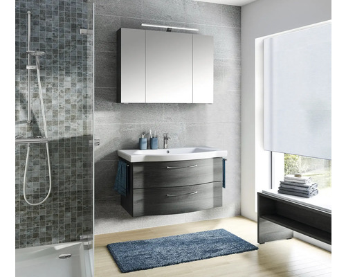 Badezimmer mit Dusche, Waschtisch mit Unterschrank, Spiegelschrank und Fenster mit Rollo