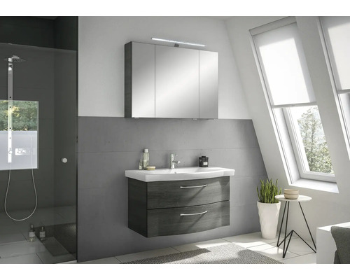 Modernes Badezimmer mit Waschtischunterschrank, Spiegelschrank und Dusche