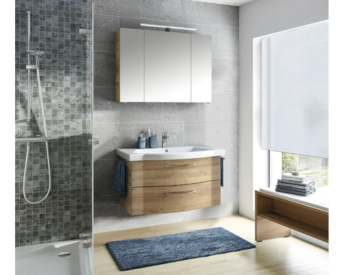 Modernes Badezimmer mit Waschtischunterschrank, Spiegelschrank, Dusche und Rollo