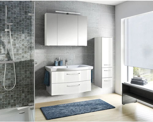 Modernes Badezimmer mit Waschbecken, Spiegelschrank, Hochschrank und Dusche