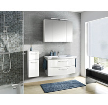 Salle de bains lumineuse avec douche, meuble sous-lavabo, armoire de toilette et store enrouleur