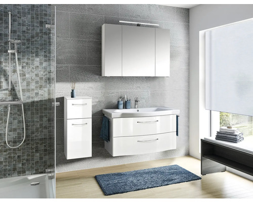 Salle de bains lumineuse avec douche, meuble sous-lavabo, armoire de toilette et store enrouleur