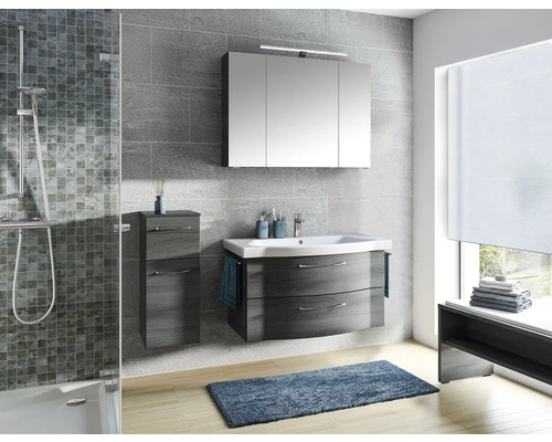 Salle de bain moderne avec meuble sous-lavabo, armoire de toilette, armoire haute et douche