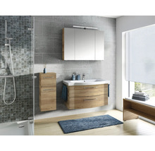 Salle de bains avec meuble sous-lavabo, armoire de toilette, armoire haute, douche et fenêtre