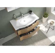 Meuble-lavabo avec tiroirs ouverts dans la salle de bain