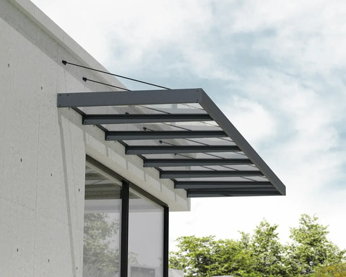 Auvent en métal et verre sur un mur de maison