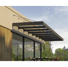 Auvent de terrasse en métal et verre sur une maison