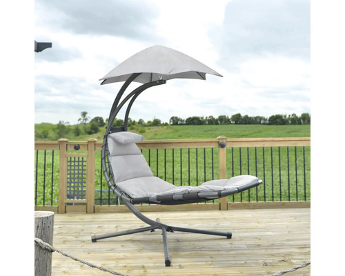 Hängesessel mit Sonnenschutz für den Aussenbereich auf einer Terrasse