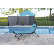 Chaise longue suspendue avec parasol au bord d''une piscine
