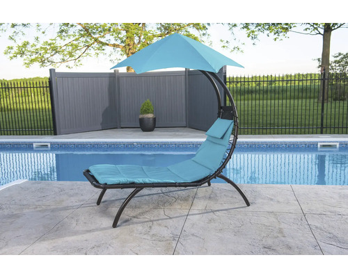 Chaise longue suspendue avec parasol au bord d''une piscine