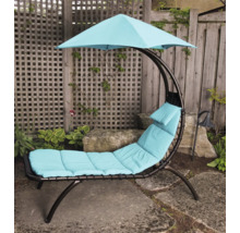 Lit suspendu avec protection solaire dans le jardin.