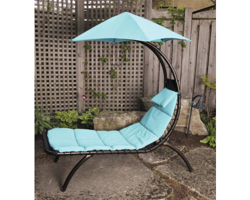 Lit suspendu avec protection solaire dans le jardin.