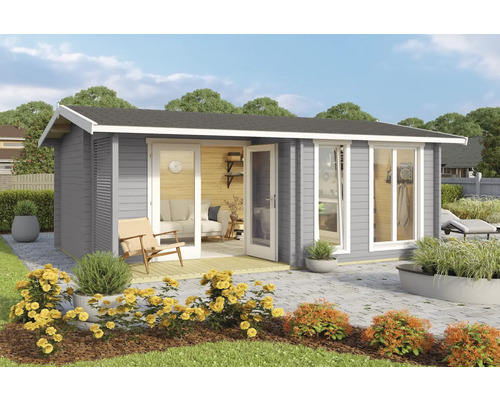 Gartenhaus Outdoor Life Brighton 44 inkl. Fussboden 580 x 429,9 cm lichtgrau Garten mit grauer Blockhütte, Terrasse, Gartenmöbeln und Bepflanzung