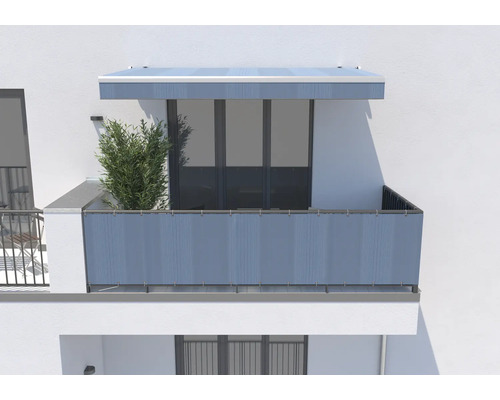 Balkon mit Sichtschutz und Markise an einem sonnigen Tag