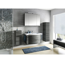 Salle de bains moderne avec meuble sous-lavabo, armoire de toilette, serviette et tapis de bain