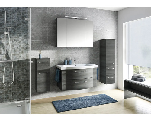 Salle de bains moderne avec meuble sous-lavabo, armoire de toilette, serviette et tapis de bain
