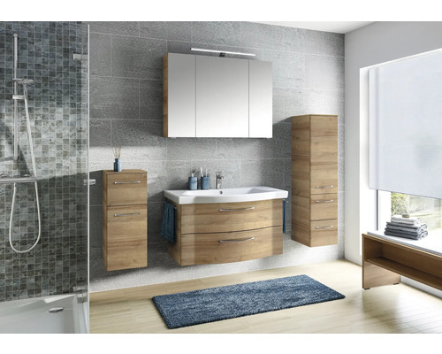 Badezimmer mit Waschtisch, Spiegelschrank, Hochschrank und Handtuch