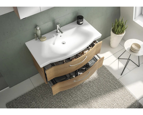 Badezimmer mit Waschbeckenunterschrank, offen stehenden Schubladen und Badteppich