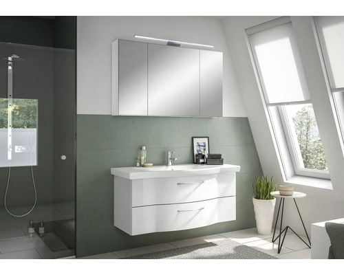 Salle de bain moderne avec meuble-lavabo, armoire de toilette et douche