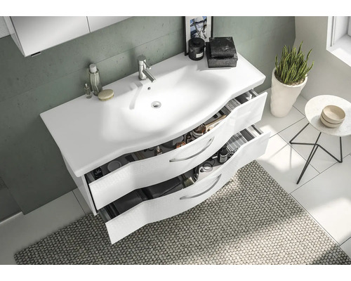 Salle de bain moderne avec meuble-lavabo blanc avec tiroirs ouverts et tapis gris