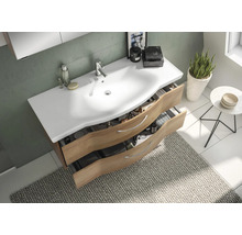 Meuble-lavabo avec tiroirs ouverts dans la salle de bain
