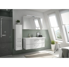 Modernes Badezimmer mit Waschtisch, Spiegelschrank und Hochschrank für Badezimmerutensilien