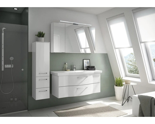Salle de bain moderne avec lavabo, armoire de toilette et armoire haute pour les accessoires de salle de bain