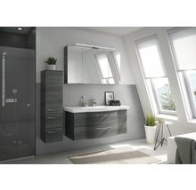Modernes Badezimmer mit Waschtisch, Spiegelschrank, Hochschrank und Dusche