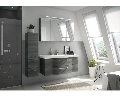 Salle de bains moderne avec meuble-lavabo, armoire de toilette, armoire haute et douche